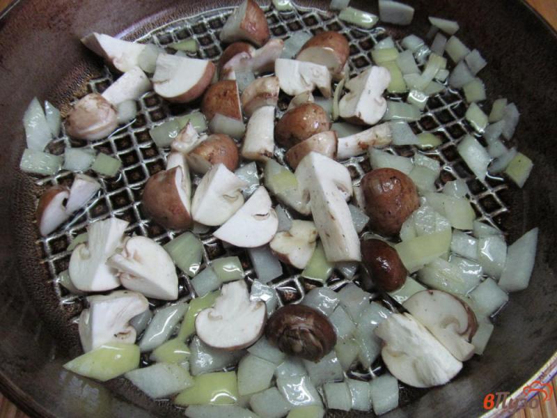 Фото приготовление рецепта: Куриные бедра с гарниром из грибов и булгуром шаг №6