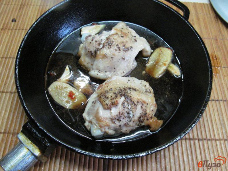 Фото приготовление рецепта: Куриные бедра с гарниром из грибов и булгуром шаг №5