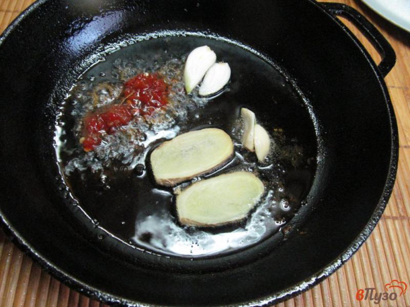 Фото приготовление рецепта: Куриные бедра с гарниром из грибов и булгуром шаг №3