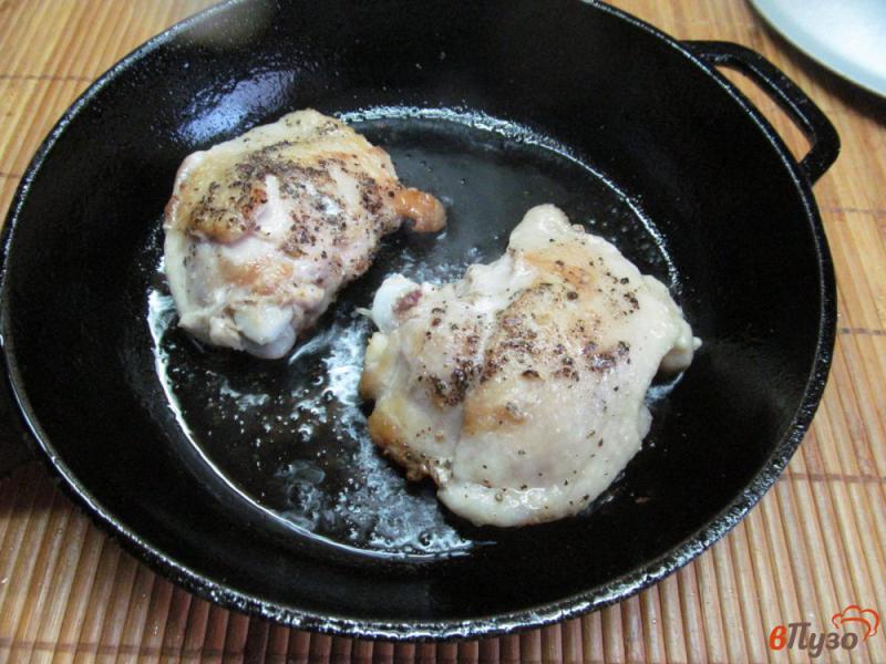 Фото приготовление рецепта: Куриные бедра с гарниром из грибов и булгуром шаг №2