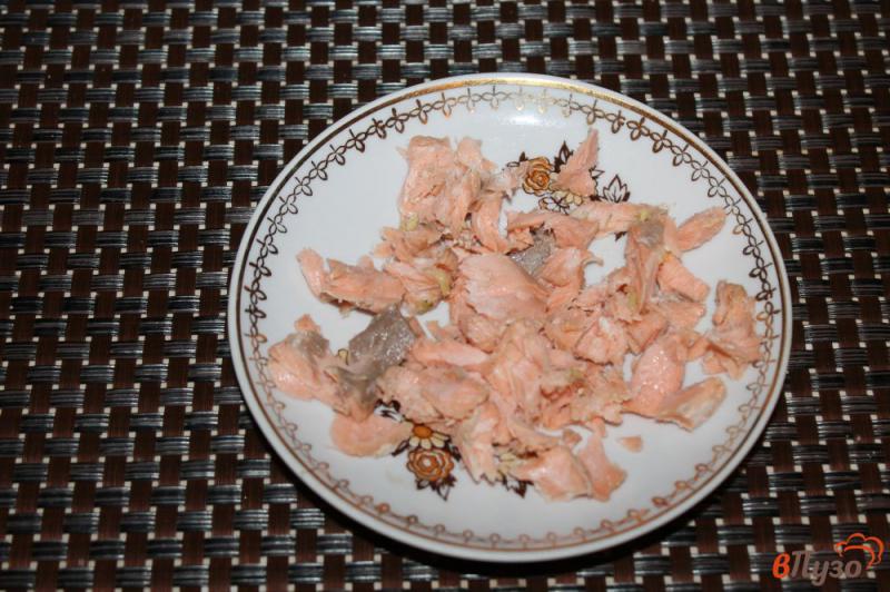 Фото приготовление рецепта: Салат из помидоров с отварным лососем и маринованным луком шаг №1