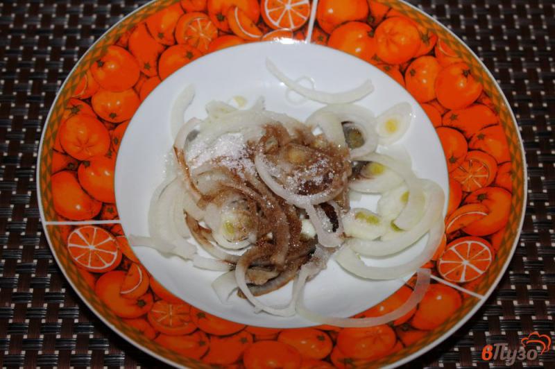 Фото приготовление рецепта: Салат из помидоров с отварным лососем и маринованным луком шаг №3