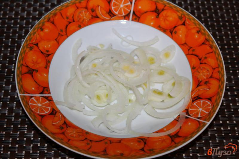 Фото приготовление рецепта: Салат из помидоров с отварным лососем и маринованным луком шаг №2