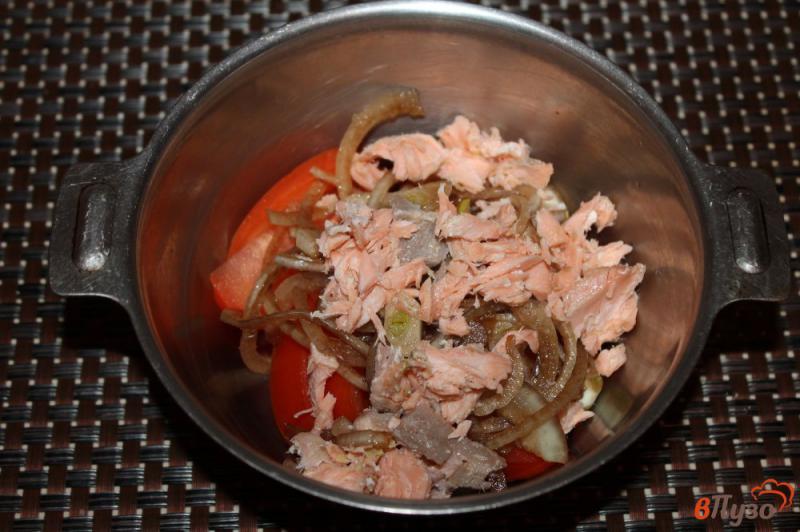 Фото приготовление рецепта: Салат из помидоров с отварным лососем и маринованным луком шаг №5