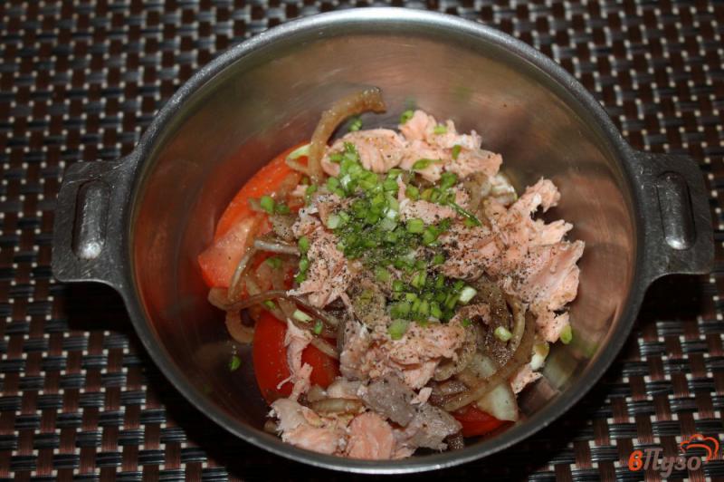 Фото приготовление рецепта: Салат из помидоров с отварным лососем и маринованным луком шаг №6