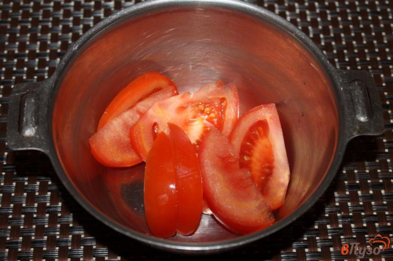 Фото приготовление рецепта: Салат из помидоров с отварным лососем и маринованным луком шаг №4