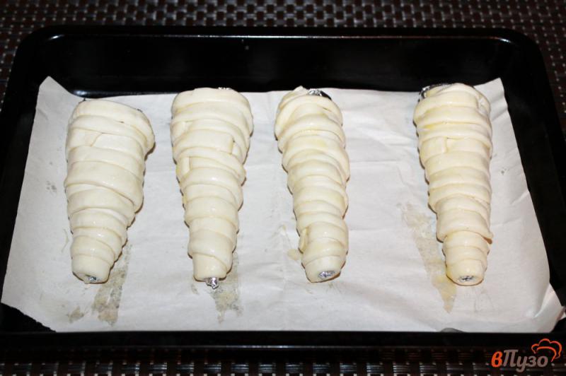 Фото приготовление рецепта: Слоеные трубочки с вареной сгущенкой, орехами и бананом шаг №4