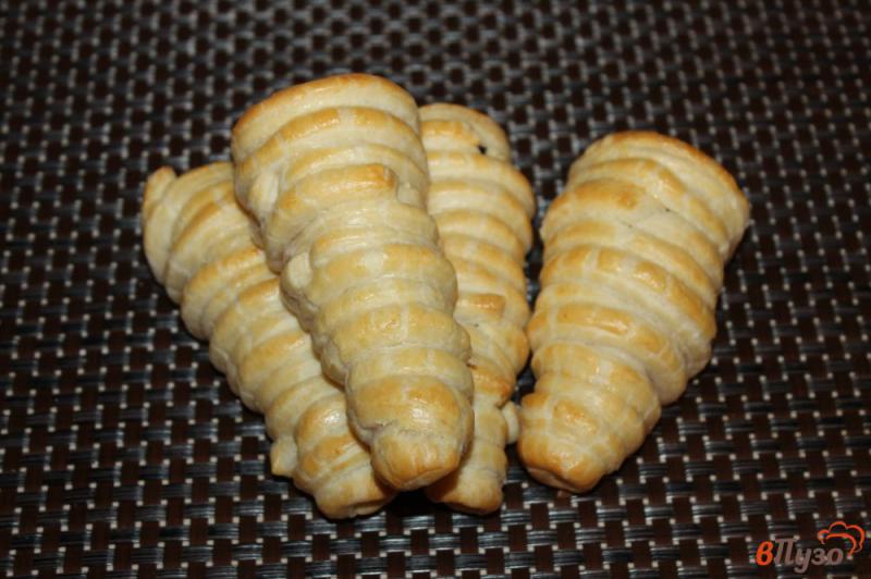 Фото приготовление рецепта: Слоеные трубочки с вареной сгущенкой, орехами и бананом шаг №5