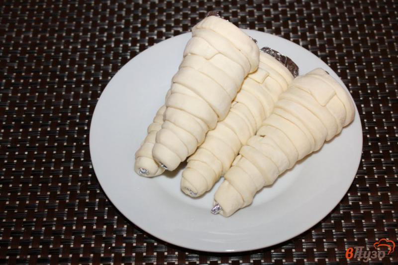 Фото приготовление рецепта: Слоеные трубочки с вареной сгущенкой, орехами и бананом шаг №3