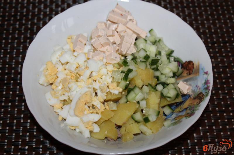 Фото приготовление рецепта: Салат из телятины, колбасы и картофеля шаг №4