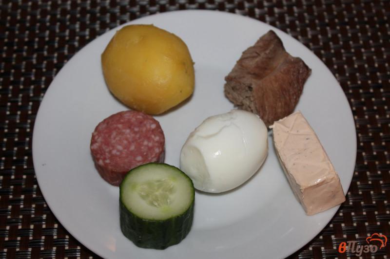 Фото приготовление рецепта: Салат из телятины, колбасы и картофеля шаг №1