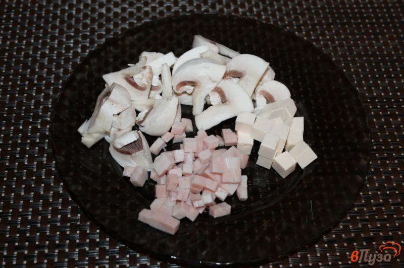 Фото приготовление рецепта: Омлет в духовке с грибами и куриной ветчиной шаг №1