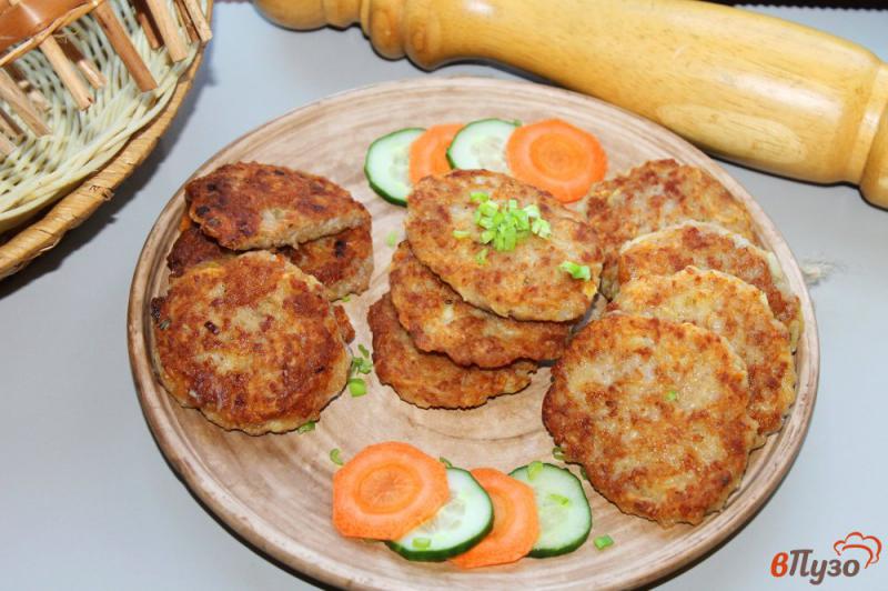 Фото приготовление рецепта: Мясные котлеты с картофелем и зеленым луком шаг №7