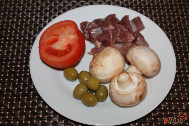 Фото приготовление рецепта: Салат с жареной грудкой, помидорами и оливками шаг №1