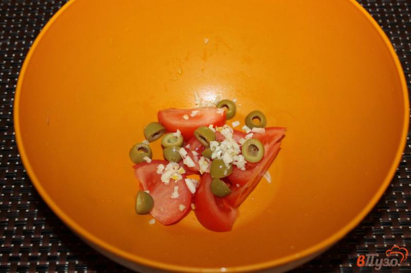 Фото приготовление рецепта: Салат с жареной грудкой, помидорами и оливками шаг №5