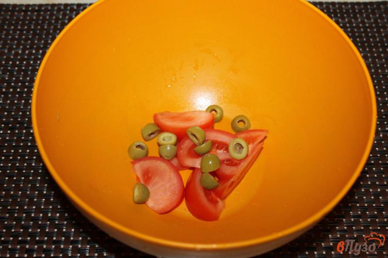 Фото приготовление рецепта: Салат с жареной грудкой, помидорами и оливками шаг №4