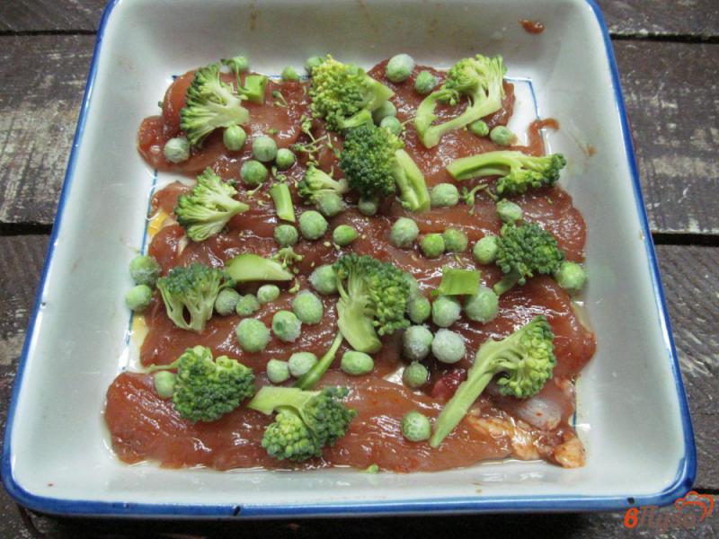 Фото приготовление рецепта: Запеченное куриная грудка с брокколи под сыром шаг №3