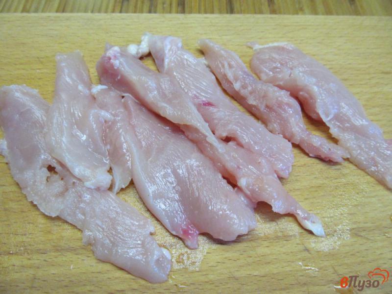 Фото приготовление рецепта: Запеченное куриная грудка с брокколи под сыром шаг №1