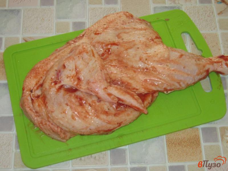 Фото приготовление рецепта: Курица жареная, маринованная в кетчупе и горчице шаг №4