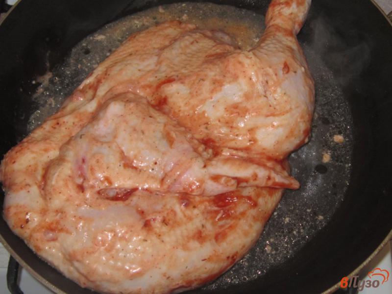 Фото приготовление рецепта: Курица жареная, маринованная в кетчупе и горчице шаг №5