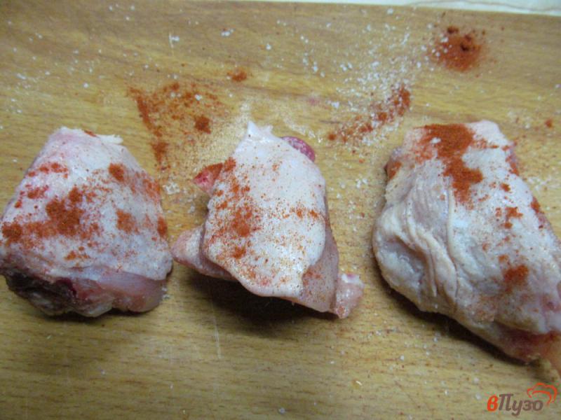 Фото приготовление рецепта: Тушеная курица в молоке с овощами шаг №1