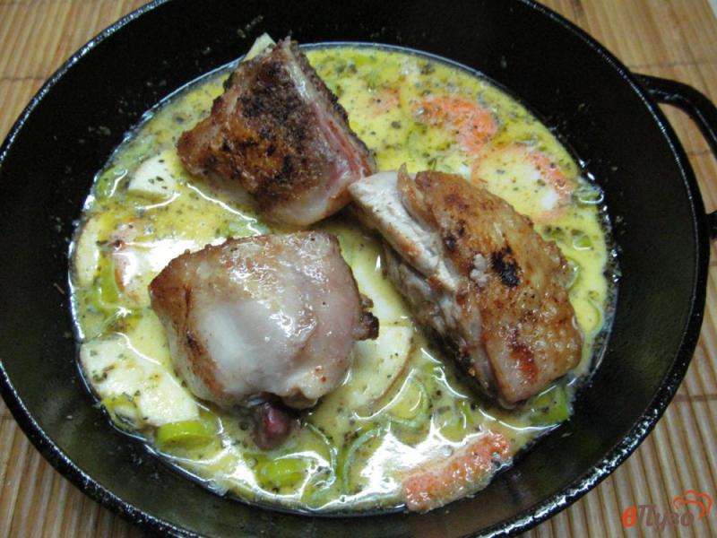 Фото приготовление рецепта: Тушеная курица в молоке с овощами шаг №4