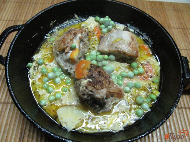 Фото приготовление рецепта: Тушеная курица в молоке с овощами шаг №5