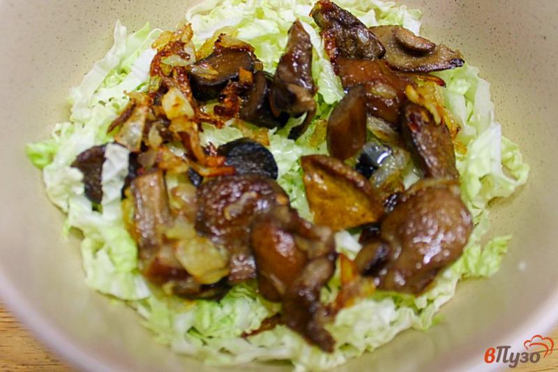 Фото приготовление рецепта: Салат из пекинской капусты с грибами и нутом шаг №3