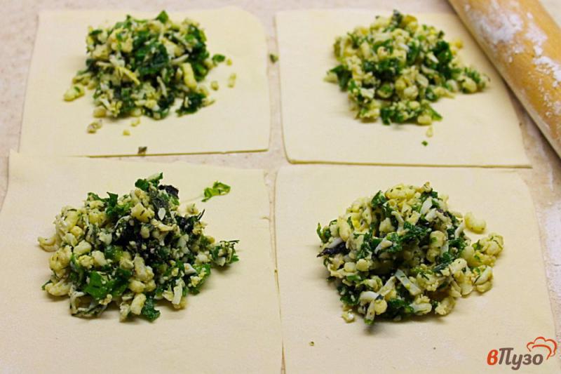 Фото приготовление рецепта: Слоеные конверты с зеленью, яйцом и моцареллой шаг №4