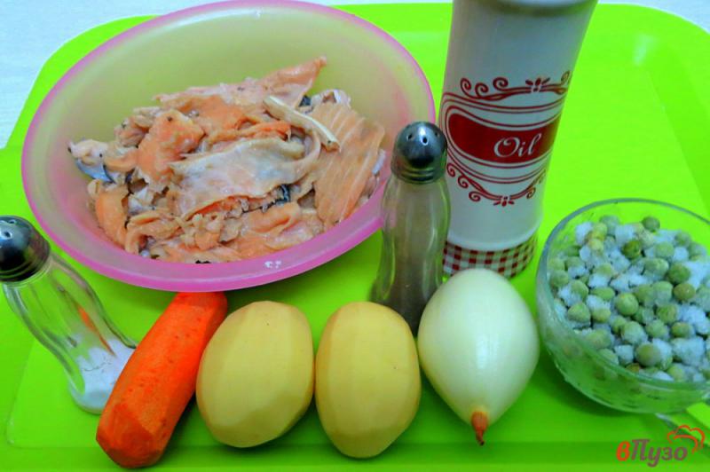 Фото приготовление рецепта: Суп с лососем и горошком шаг №1