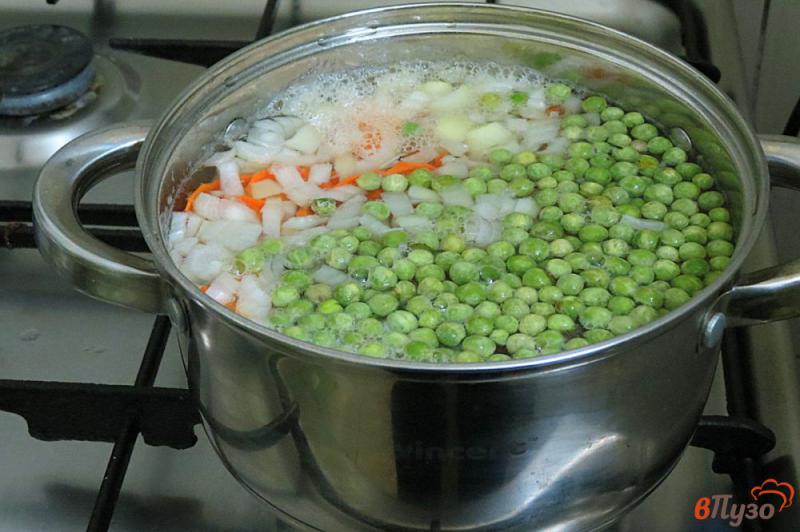 Фото приготовление рецепта: Суп с лососем и горошком шаг №5