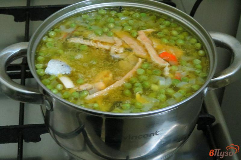 Фото приготовление рецепта: Суп с лососем и горошком шаг №6