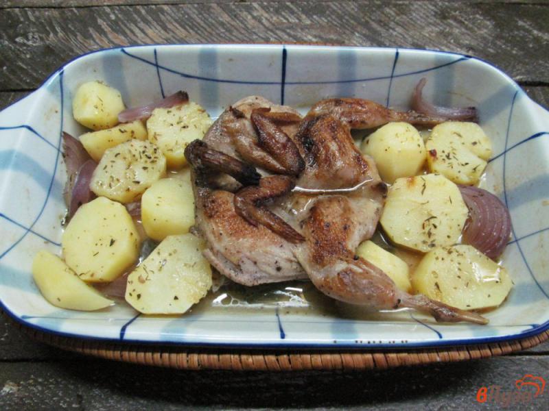 Фото приготовление рецепта: Запеченные перепела с картошкой шаг №4