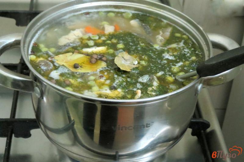 Фото приготовление рецепта: Суп с лососем и горошком шаг №7