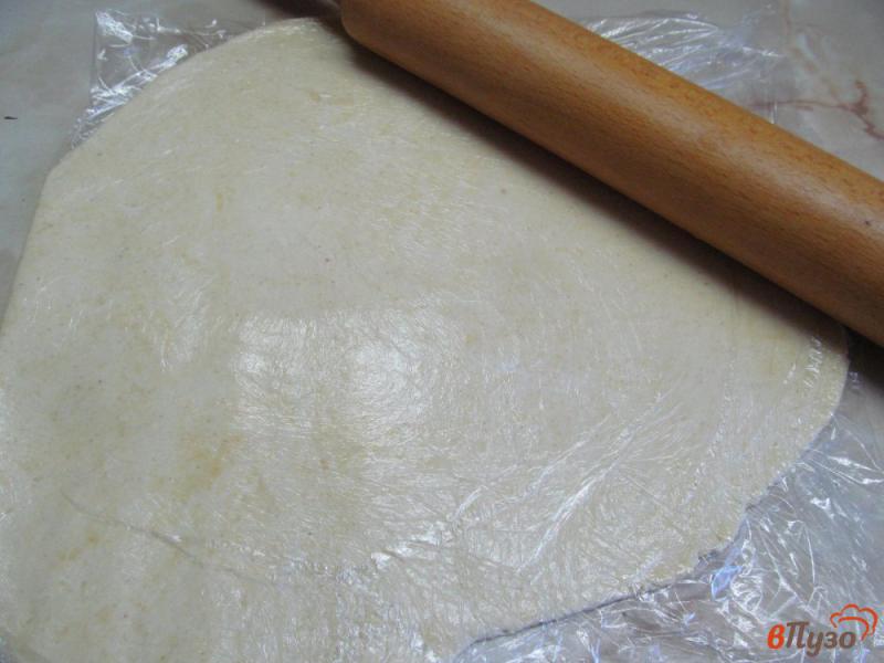 Фото приготовление рецепта: Пирожки с начинкой из сметаны и клюквы шаг №2