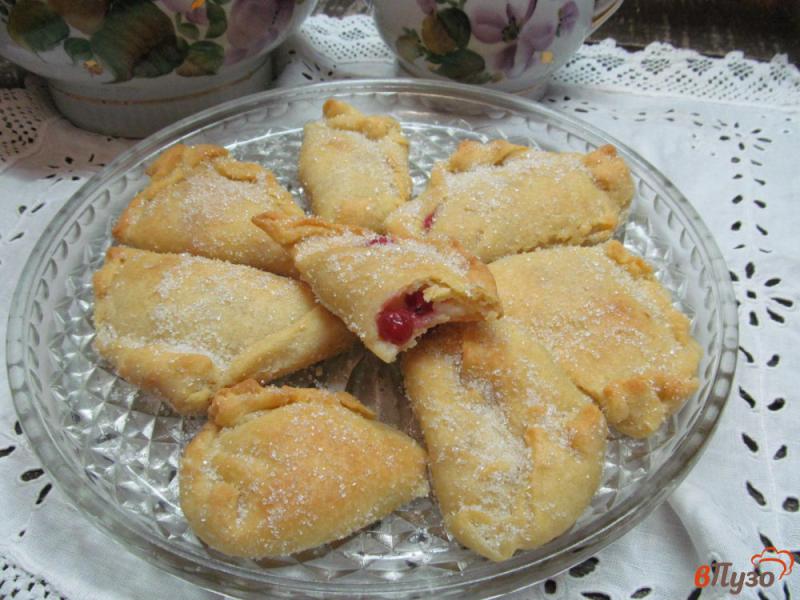 Фото приготовление рецепта: Пирожки с начинкой из сметаны и клюквы шаг №10