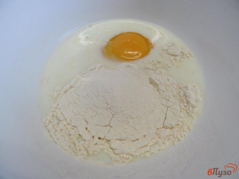 Фото приготовление рецепта: Блины с начинкой из крабовых палочек яйца и каперсов шаг №1