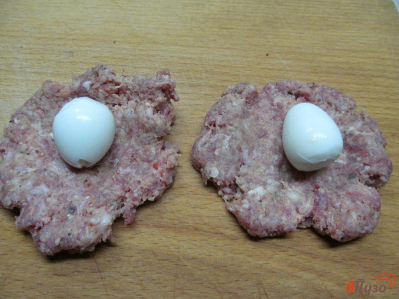 Фото приготовление рецепта: Котлеты с перепелиным яйцом в соусе шаг №2
