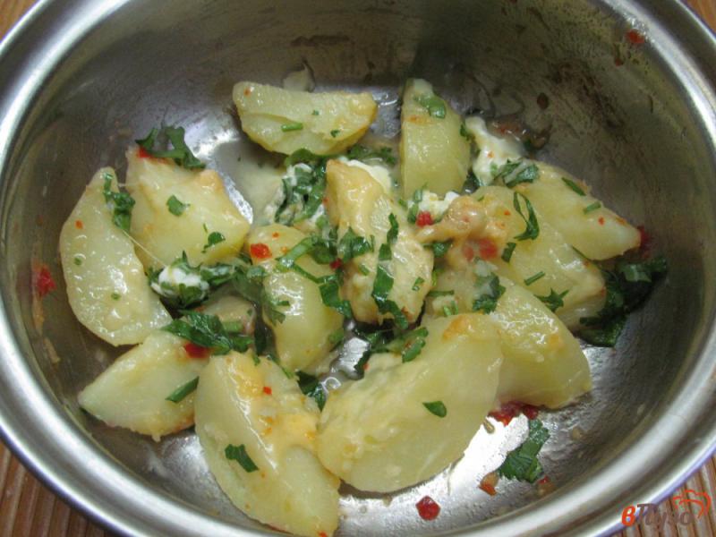 Фото приготовление рецепта: Вареный картофель под сыром и соусом шаг №3