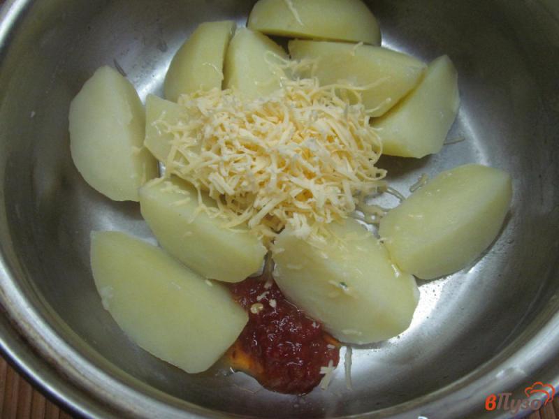 Фото приготовление рецепта: Вареный картофель под сыром и соусом шаг №2
