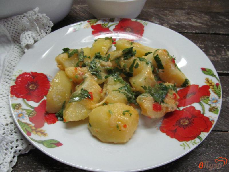 Фото приготовление рецепта: Вареный картофель под сыром и соусом шаг №4