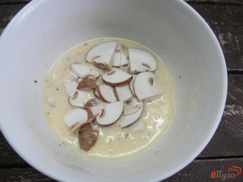 Фото приготовление рецепта: Свиные отбивные под соусом из яйца и грибов шаг №4