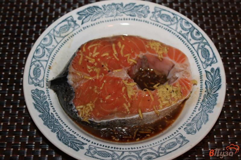 Фото приготовление рецепта: Запеченный стейк лосося в соево - имбирном маринаде с овощами шаг №3