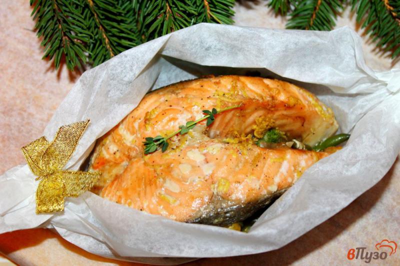 Фото приготовление рецепта: Запеченный стейк лосося в соево - имбирном маринаде с овощами шаг №8