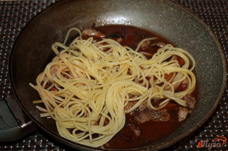 Фото приготовление рецепта: Спагетти с мясом в остром соусе шаг №7