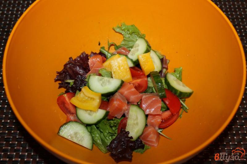 Фото приготовление рецепта: Салат - микс из овощей, брокколи и перепелиных яиц с красной рыбой шаг №3