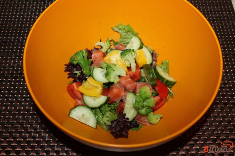 Фото приготовление рецепта: Салат - микс из овощей, брокколи и перепелиных яиц с красной рыбой шаг №4