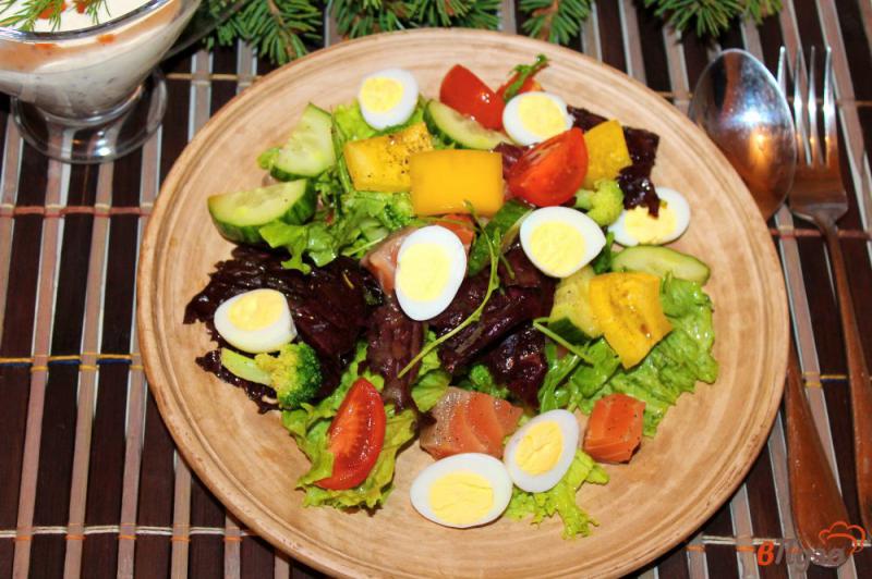 Фото приготовление рецепта: Салат - микс из овощей, брокколи и перепелиных яиц с красной рыбой шаг №6