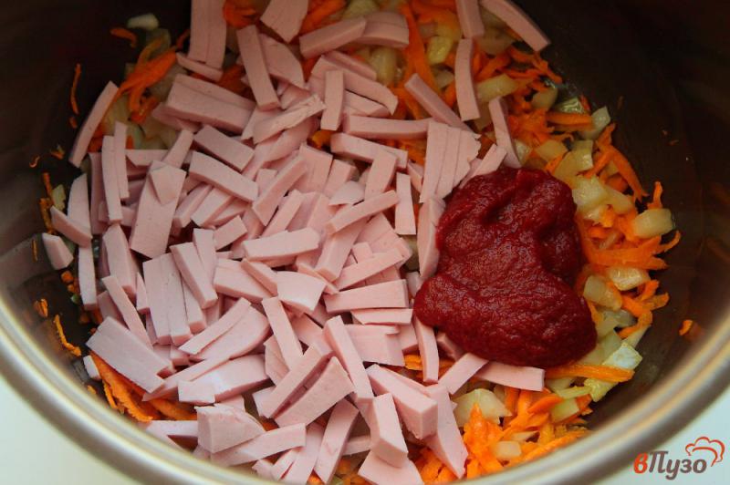 Фото приготовление рецепта: Суп с зеленой фасолью и колбасой в мультиварке шаг №3