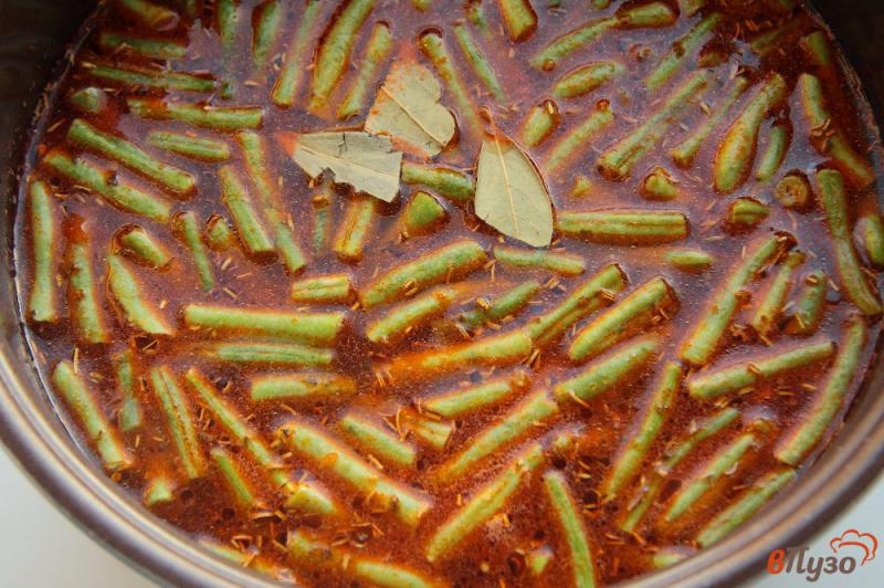 Фото приготовление рецепта: Суп с зеленой фасолью и колбасой в мультиварке шаг №7